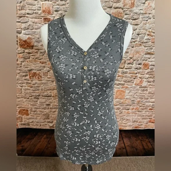 NWT Lot of 3 Sleeveless Tank Tops XS - Picture 6 of 9